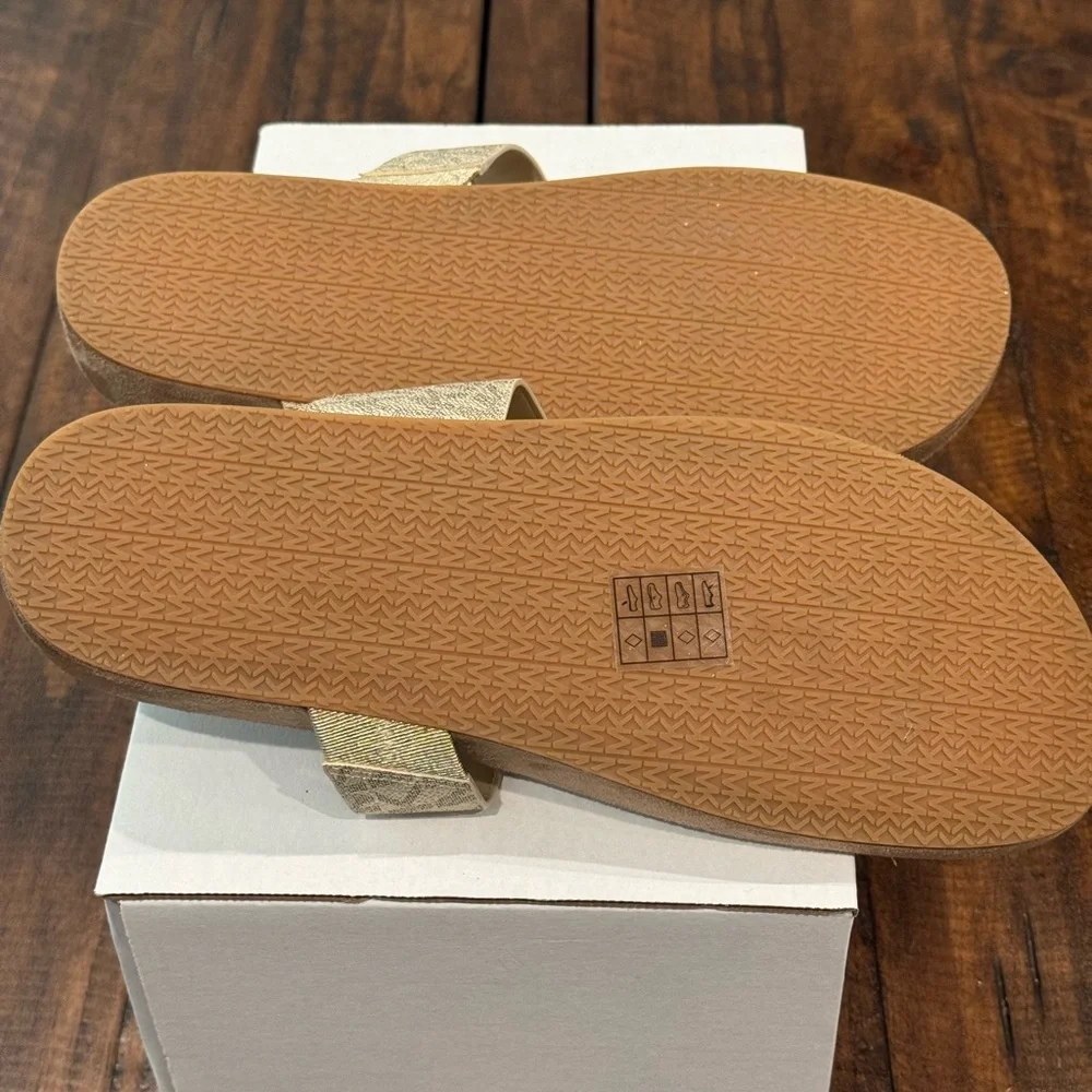 MICHAEL Michael Kors Lucinda Signature Logo Thong Sandal (NWOT)